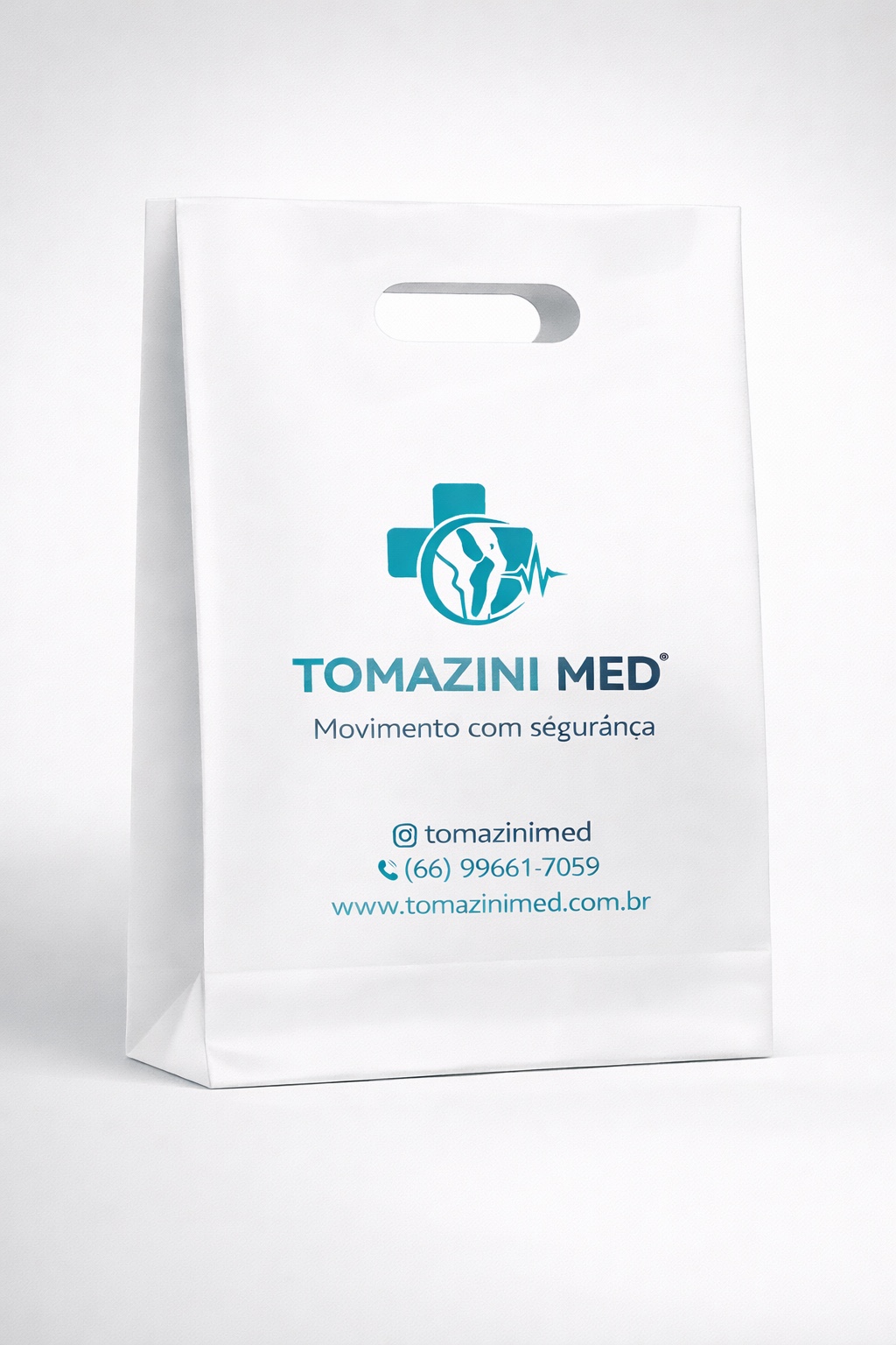 Sacola com a identidade visual da Tomazini Med
